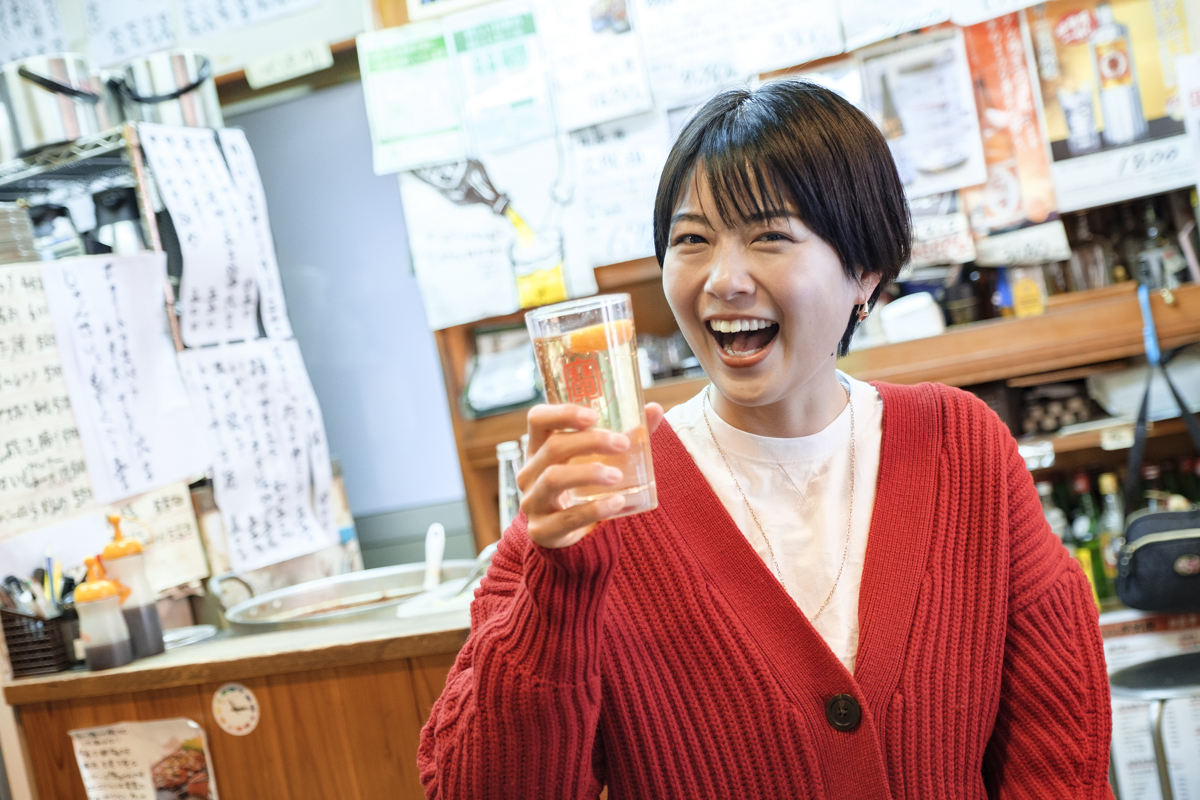 【東京・大衆酒場の名店】船堀「伊勢周」で、L字カウンターの機能美を楽しむ噺