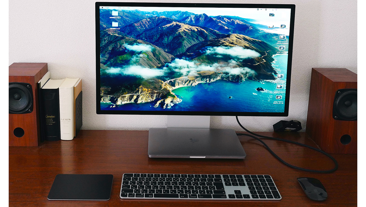 アップル「Studio Display」は在宅作業で周辺機器を増やしすぎた人こそ買うべき