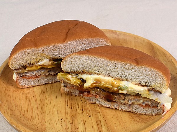 海外で人気のシラチャーソースを使用！ ロッテリアの「辛てりやきバーガー」はじわじわ残る辛さがクセになる