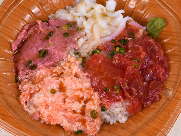 ファミリーマートの「人気具材の海鮮丼」にリピーター続出中！ 特にサーモンのたたきが激ウマだった…