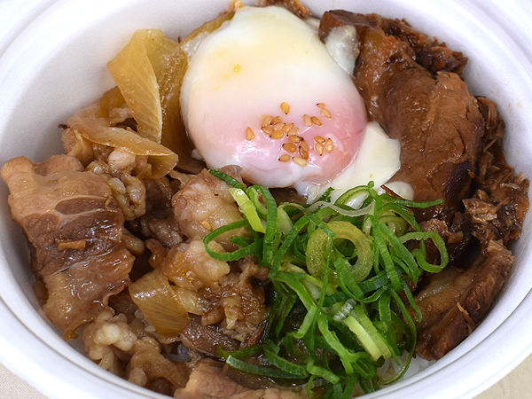 とろっとした豚の角煮が美味しすぎる… 「豚角煮コンボ牛めし」（松屋）は玉子を混ぜて味変可能！