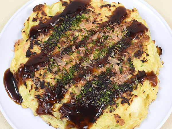 冷凍食品とは思えないフワフワ食感！ ファミマの「ふっくら旨い海鮮お好み焼」は生地＆イカ・エビの強力タッグを楽しむべし