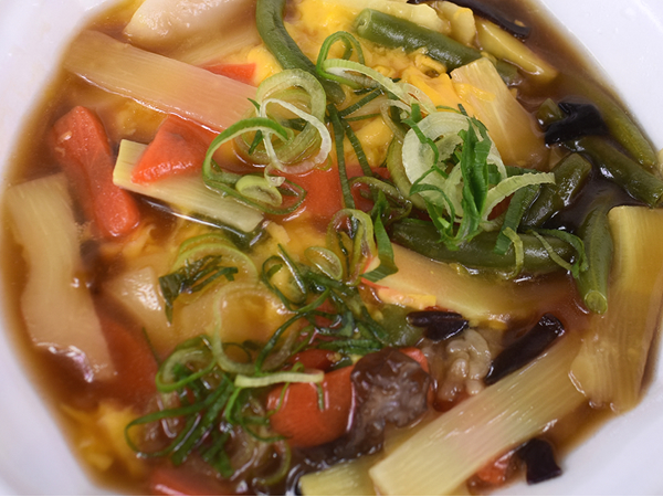 ふわとろたまごの食感にうっとり！ すき家の「天津丼」はとろーり甘酢あんの絡む野菜が絶品