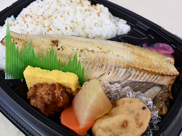 リピーター続出の理由は絶妙な焼き加減…「炙り焼ほっけ弁当」（ファミマ）の魅力は副菜も充実しているところ!?
