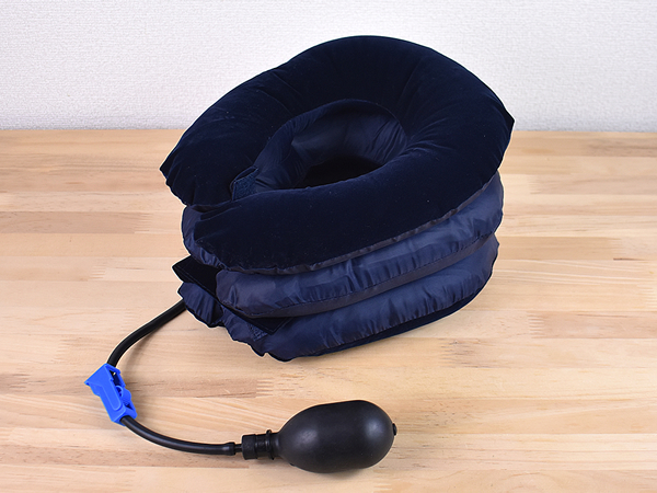 首を物理的に伸ばしていく!? エアーポンプを使って膨らませる「ネックストレッチャー」レビュー