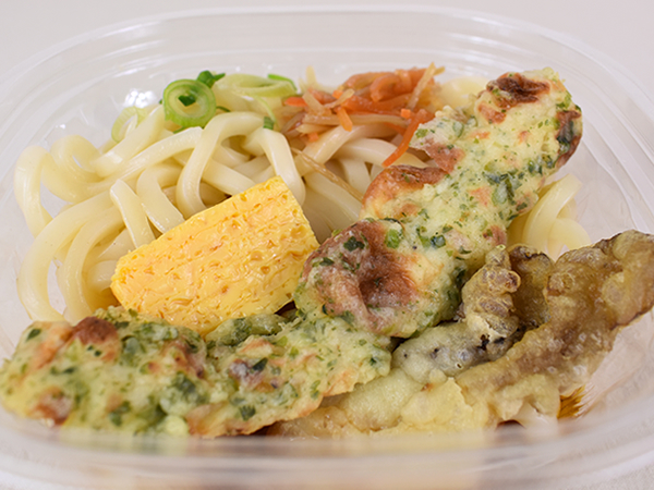 舞茸天＆ちくわ天の味わいにうっとり… セブンの「2種天ぷらとおかずのぶっかけうどん」は具材たっぷりで食べごたえ抜群！