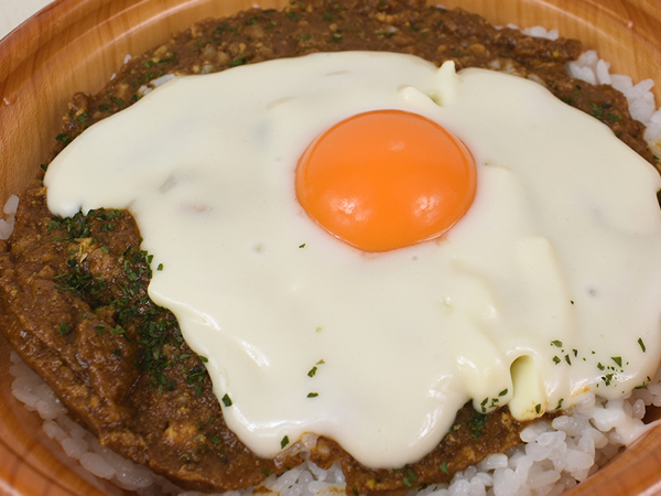 チーズインホワイトソースが激ウマの秘密!? ファミマの「とろーりソースのキーマカレー」は想像を遥かに超えるほどまろやかだった…