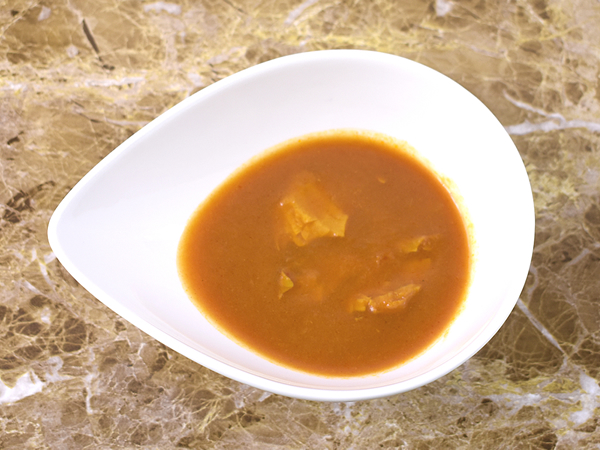 動物性原料不使用なのにお肉の食感が!? カルディの「ヴィーガン スパイスカレー」はほんのり酸っぱいルーにハマる！