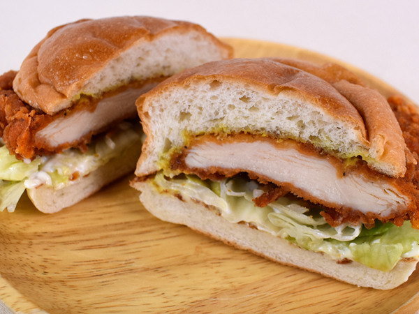 チキン、デカすぎじゃない…？ ロッテリアの「ハニーマスタードチキンフィレバーガー」はクリスピー食感に身を任せるべし
