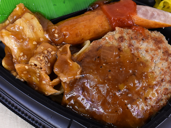 怒濤の肉攻め…ファミマ「ハンバーグ＆豚焼肉弁当」の豪華3大おかずが超絶品すぎる！