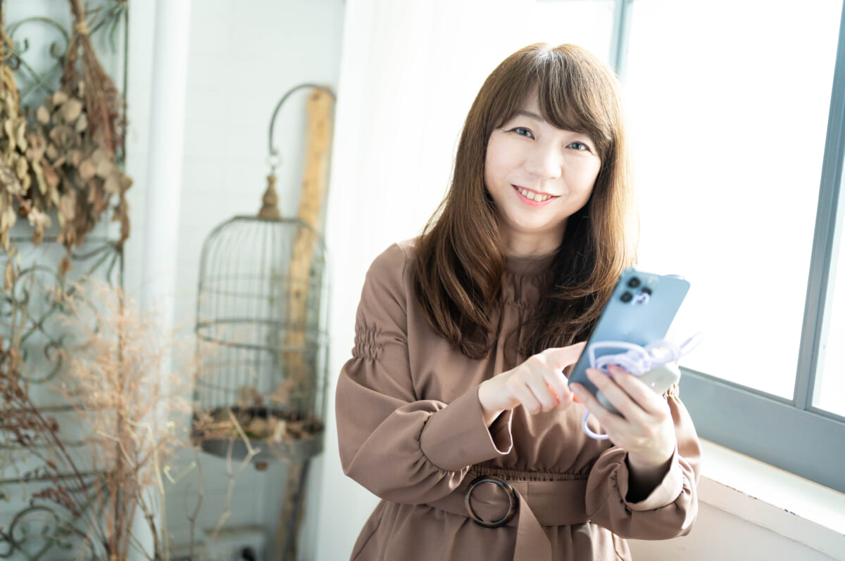 ITジャーナリスト・鈴木朋子がMOTTERUガジェットに触れて考える、2022年式の「スマホ充電事情」