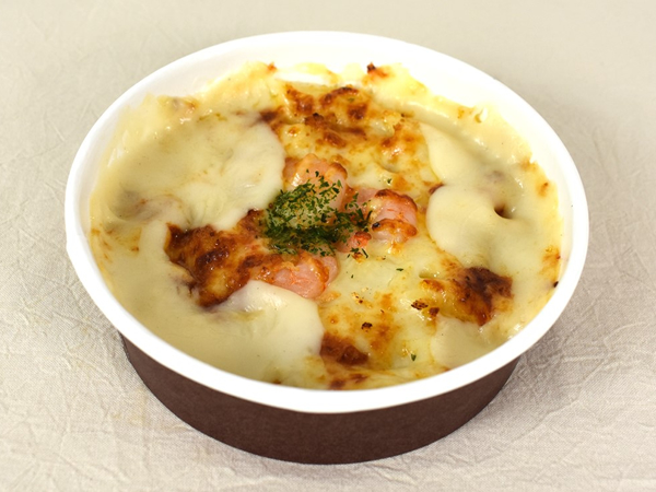 とろ～り食感のベシャメルソースにハマる！ ファミマの「バターの香り広がるとろける海老グラタン」はトレー入りだから片づけも簡単