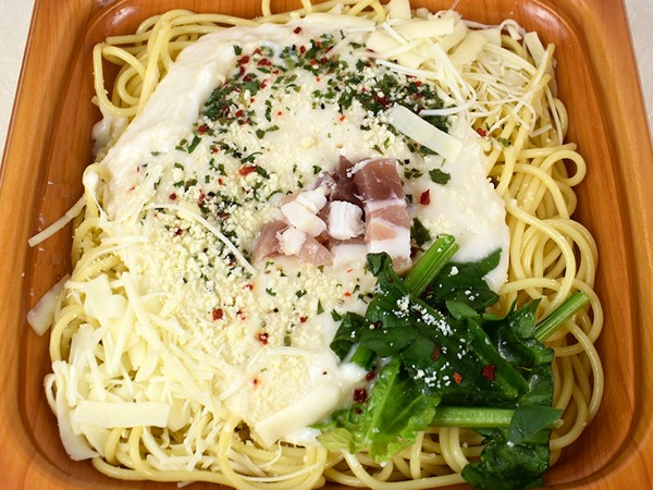 チーズ×チーズの濃厚味がたまらん…ファミマ「パンチェッタのチーズクリームソースパスタ」の推しポイントは絶妙な具材のバランス