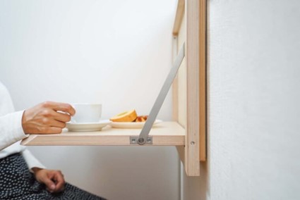 時代が求めた新スタイル！必要なときにだけ壁から出てくる「壁掛け折りたたみ机」