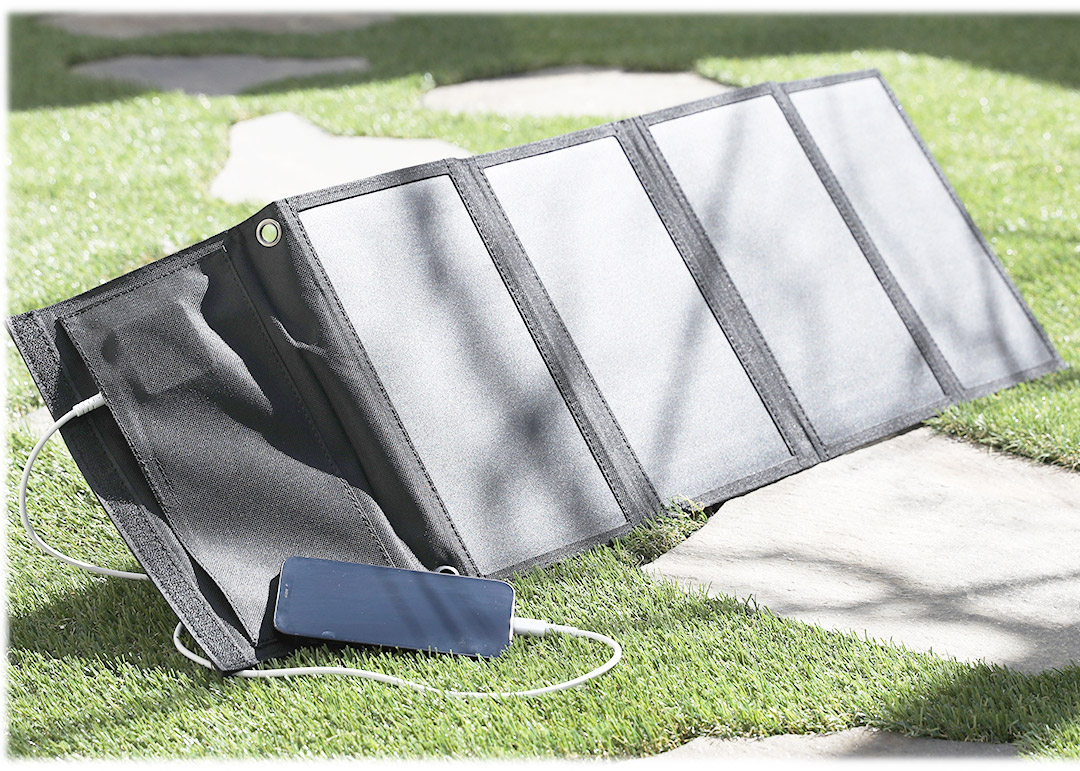 コンパクトで持ち運びもラクだから、どこへでも持って行きたくなるソーラーパネル「PORTABLE Solar Charger」