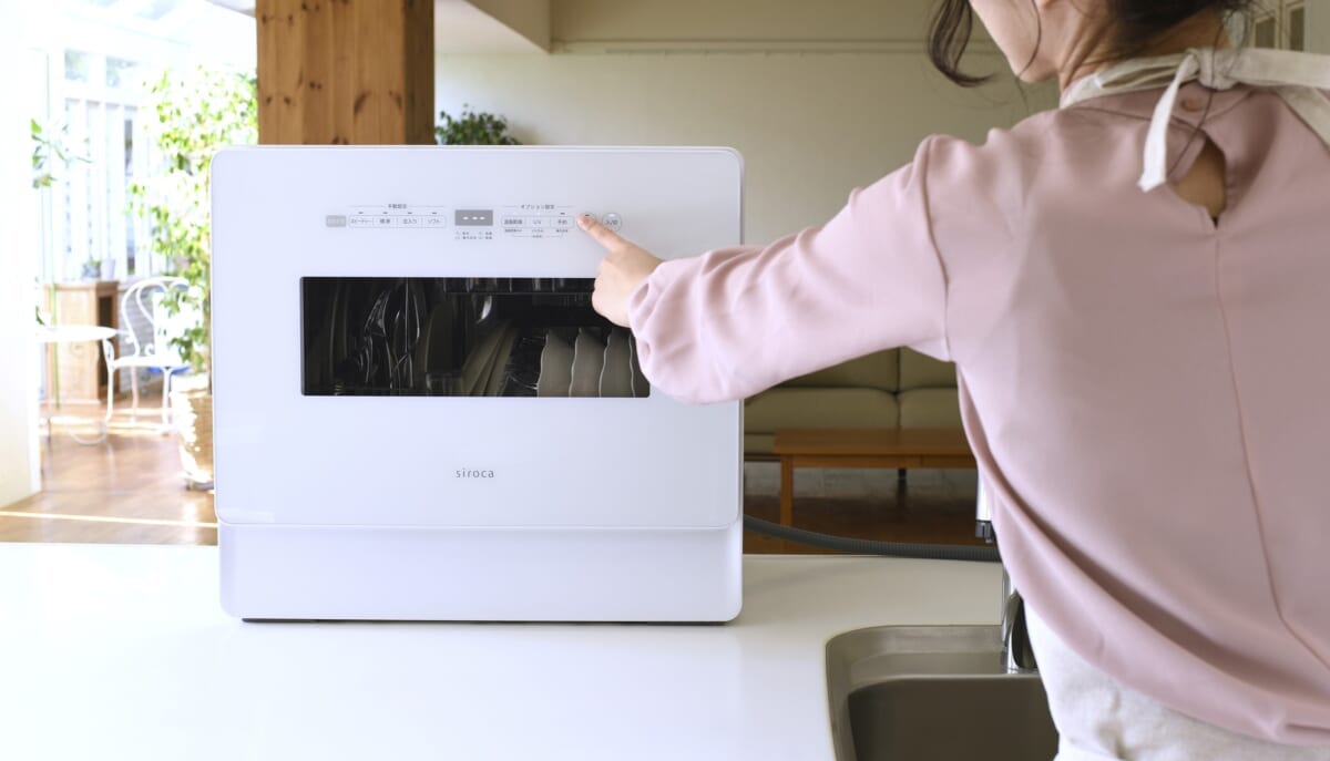 タンク式「じゃない」工事不要の食洗機が登場！ シロカからバケツを使った「自動給水式」の2タイプが発売