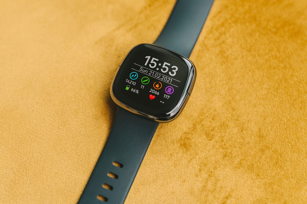 「Fitbit」スマートウォッチに集団訴訟。火傷の危険性が指摘される