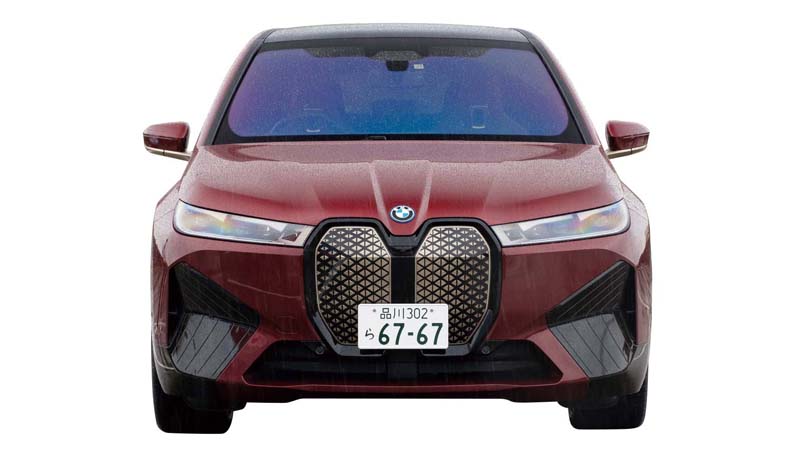 フロントグリルのようなパーツに仕掛けアリ！ BMWのEVフラッグシップモデル「iX」を細部までチェック