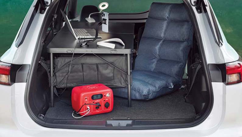 たとえキャンプ場の駐車場でも快適ワークが可能に！ インカーワークの必携ギア