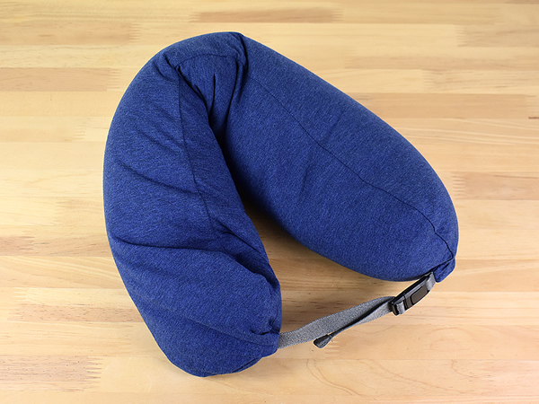 明るい場所でもぐっすり眠れる！ 付属のフードで顔を覆える「フィットするネッククッション」レビュー