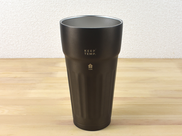 ぬるくなりにくいから長時間の宅飲みにぴったり！ 普通に注いでも上手く泡立てられる「保冷ビアタンブラー グラファイトグレー」レビュー