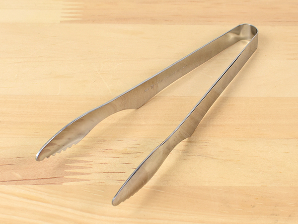 食材を掴みやすい特殊加工の「しなやかトング ミニ」は東急ハンズの調理器具部門で上位ランクインの人気商品！