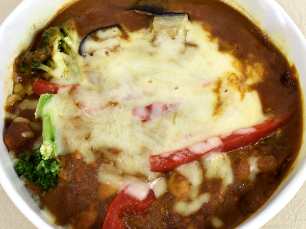 赤ピーマンがクセになる… ローソン「3種チーズのキーマカレー」のこだわりポイントは10種類のスパイス×豊富な具材