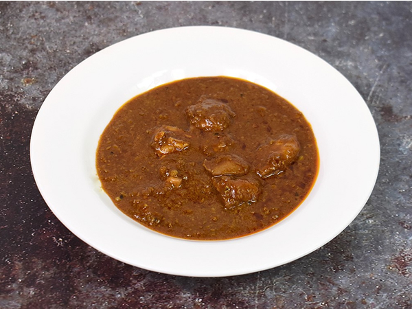 南インドの炒め料理をお手本に… ムジラーから大好評のレトルトカレー「素材を生かしたカレー チキンペッパーフライ」（無印良品）