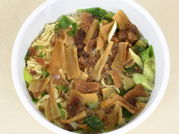 老舗ラーメン店の味と遜色ない!? ファミマ「函館麺厨房あじさい 味彩塩拉麺」の“塩味スープ”がカップ麺とは思えない本格味
