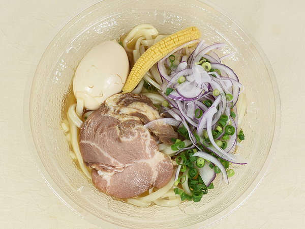 暑い時期に食べたくなる味わい… ローソンの「麦苗監修 冷し味玉醤油らーめん」はコクうまスープが絡んだ麺が絶品！