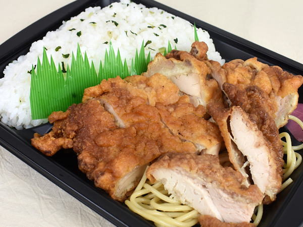 長野県の郷土料理がいまアツい!? ファミマの「醤油とにんにく香る！ 山賊焼弁当」はボリューム満点な上に竜田揚げが激ウマ