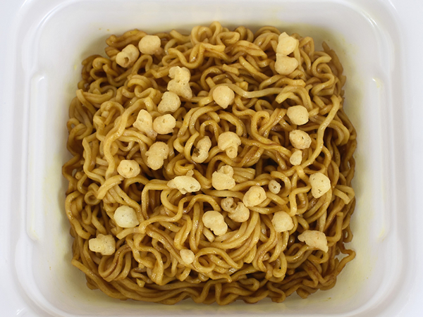 「おいしい」と「懐かしい」を同時に満喫!? タイアップ商品「マルちゃん 亀田のカレーせん味焼そば」に「ヘビロテしたい！」と好評の声続出