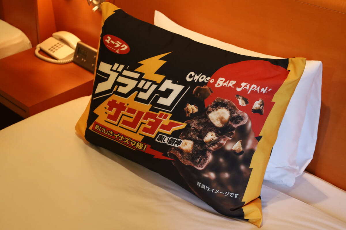「ブラックサンダー」だらけのホテルが出現！スイートルーム以上にスイートな部屋の正体を見てきた