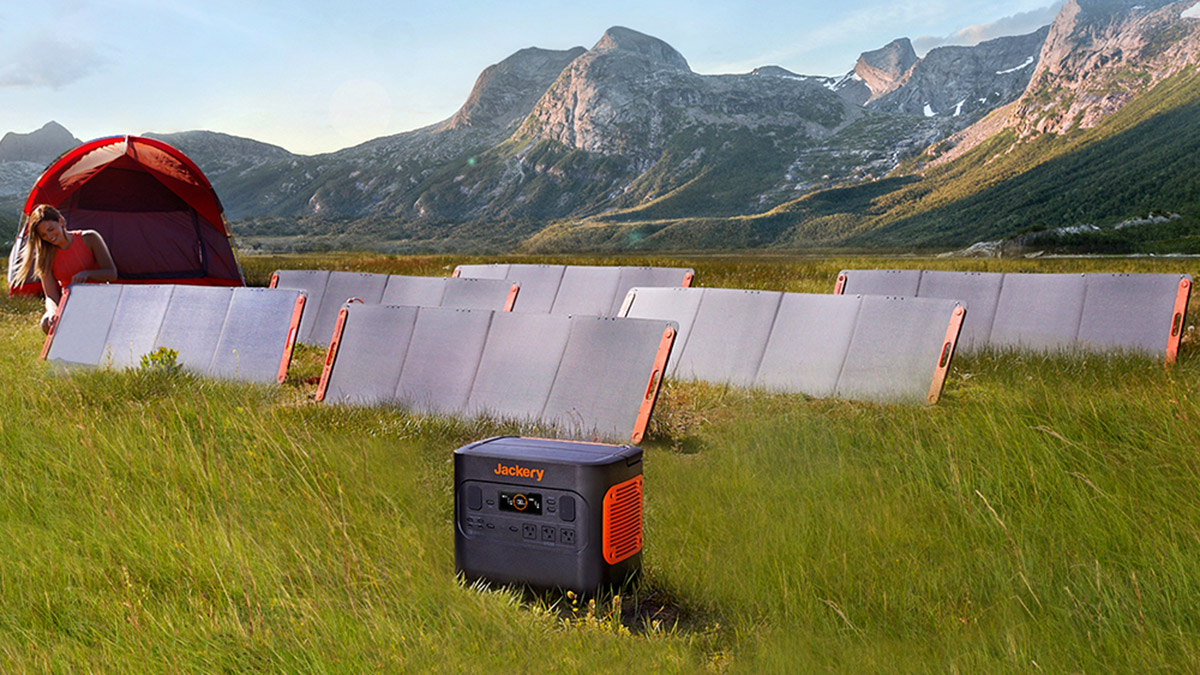 ファミリーキャンパーからノマドワーカーまで、ひとつあると大活躍！ 「Jackery Solar Generator 2000 Pro」