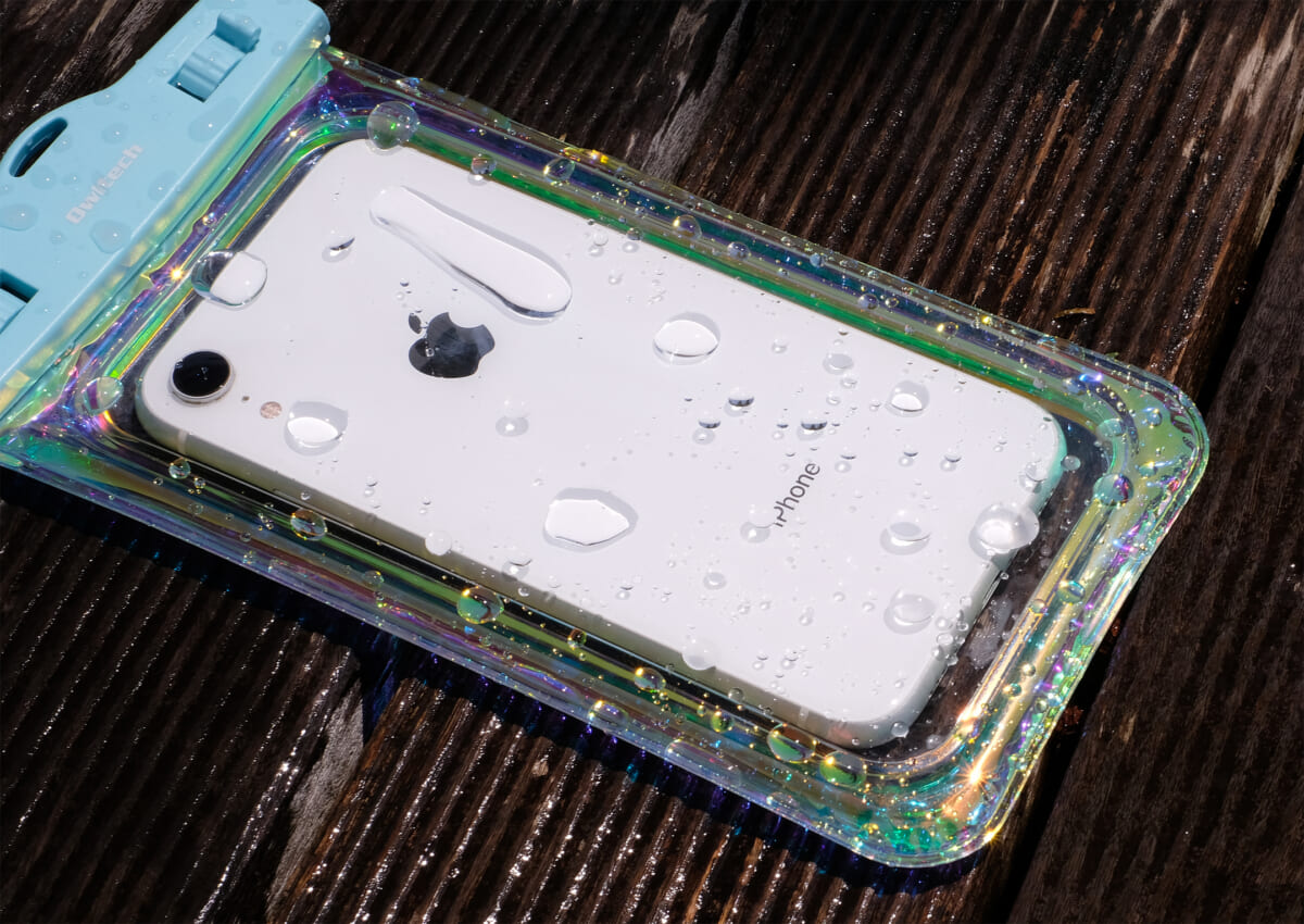 これは夏の「お守り」だ！ 映え効果も抜群、レジャーやフェスの必需品「スマホ用防水ケース」