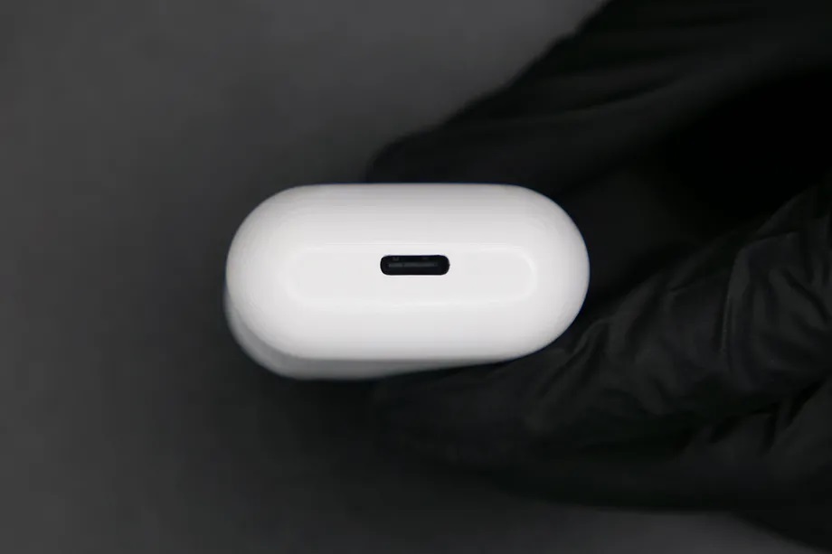 USB-C付きiPhoneを自作した猛者、今度はUSB-C付きAirPodsケースを作ってしまう