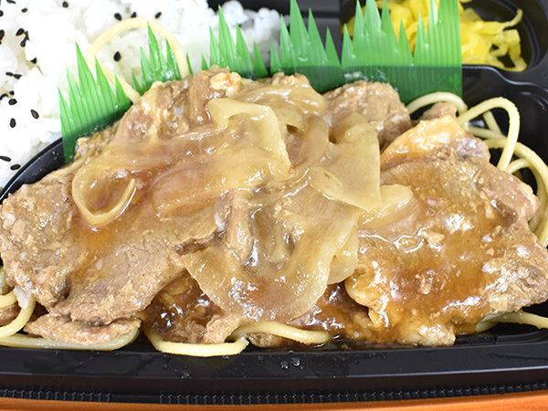 ファミマの「高知県産生姜香る！ やわらか豚ロースの生姜焼弁当」は肉厚なうえに濃厚な旨味がやみつきポイント