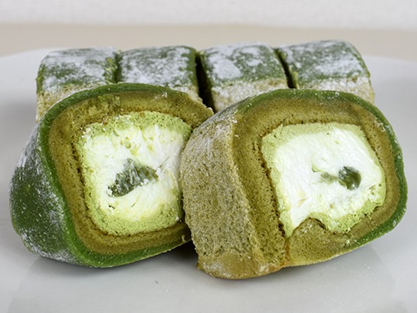 クリーム内にもくず餅が!? ローソンの「お抹茶くずもちもち食感ロール」は外も中ももちっと食感を楽しめる！