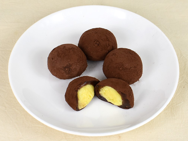 一口サイズだから作業中のおやつにぴったり！「ブルボン もちトリュフ チョコバナナ」で濃厚なバナナ味を堪能