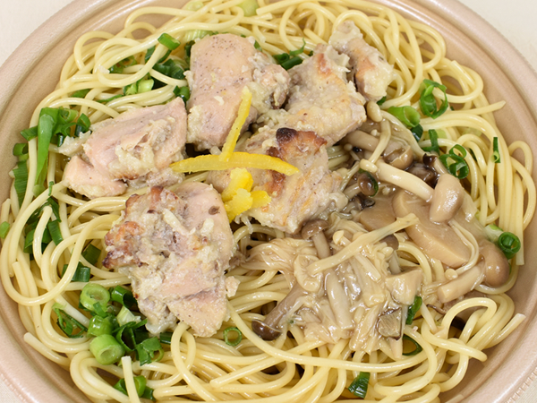 バターで味つけしたきのこが絶品！ セブンの「鶏もも肉ときのこのバター醤油 柚子胡椒風味」はお肉たっぷりで満足度MAX