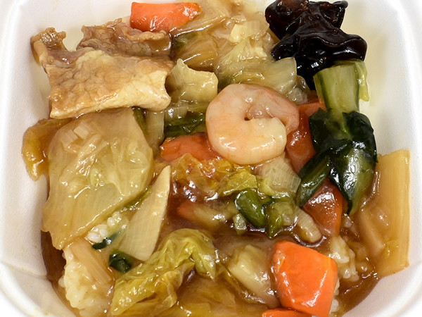 プリプリのゆでえびがたまらない… 「1／3日分の野菜が摂れる特製中華丼」（ファミマ）なら手軽に野菜不足も解消可能!?