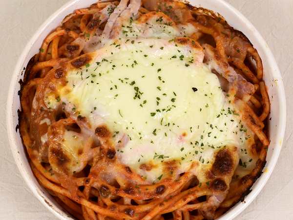 焼き目が最高の仕事してる… セブンの「たっぷりチーズの焼きナポリタン」は濃厚で奥深い風味がたまらない！
