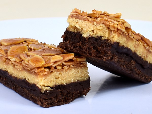 しっとり系ケーキが口内でとろける！ ファミマの「フロランタンチョコケーキ」はサクサク食感のアーモンドスライスも絶品