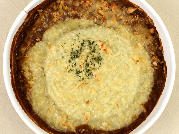 とろ～りチーズの濃い味にハマる… ファミマの「チーズソースが決め手のハンバーグカレードリア」はハンバーグが食べごたえMAX