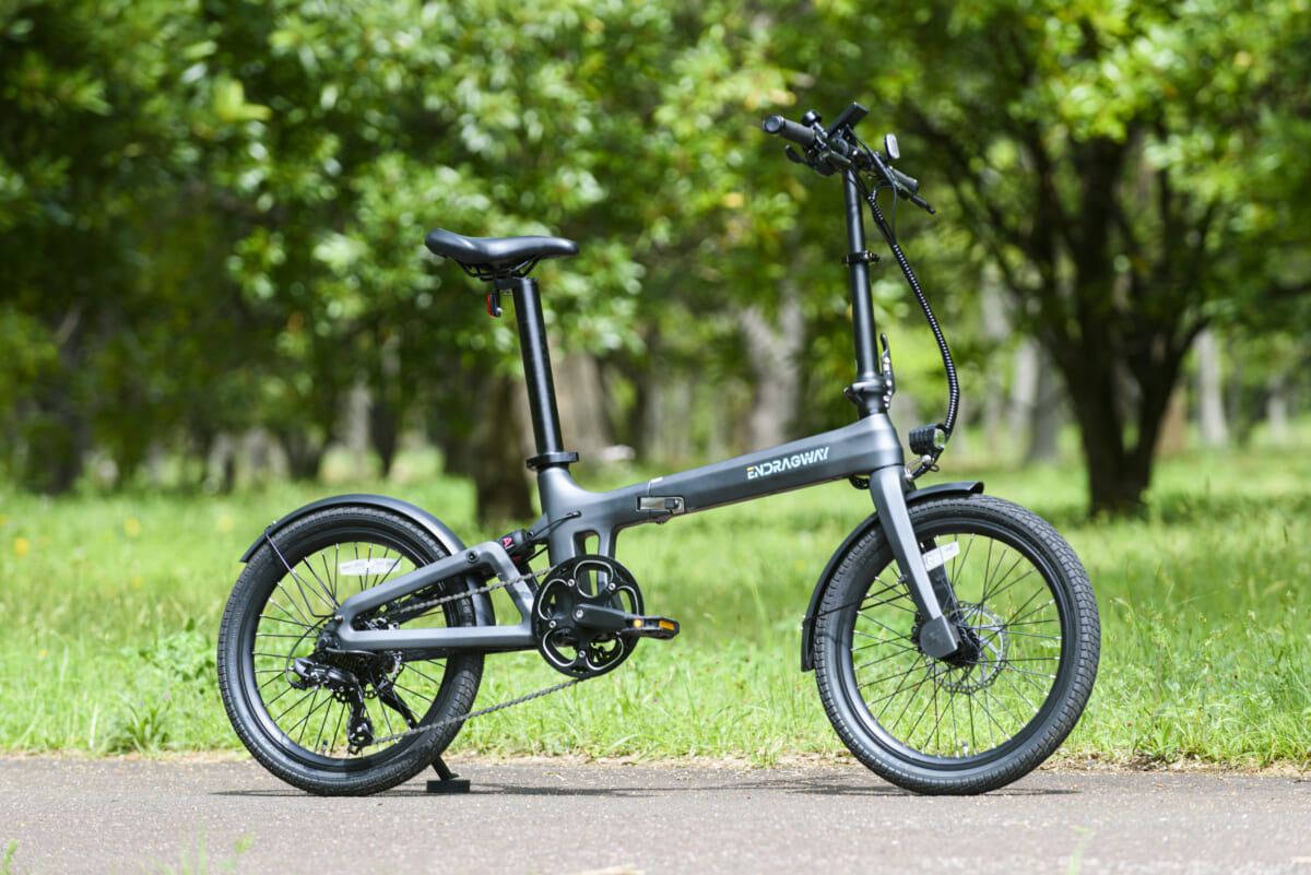 ”欲しい要素”が詰め込まれてる！ 折り畳みカーボン製電動アシスト自転車「カーボン エイジ」に乗ってみた