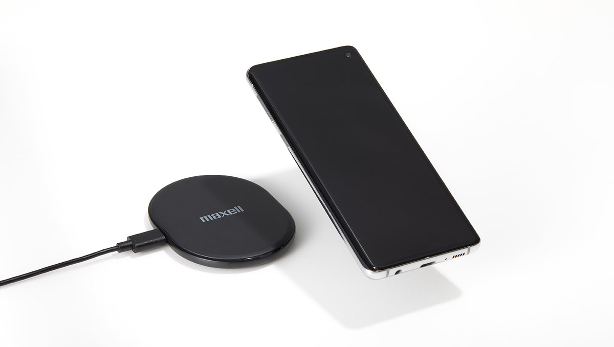 置くだけで最大10W出力の急速充電！ Qi対応ワイヤレス充電器「WP-PD22」