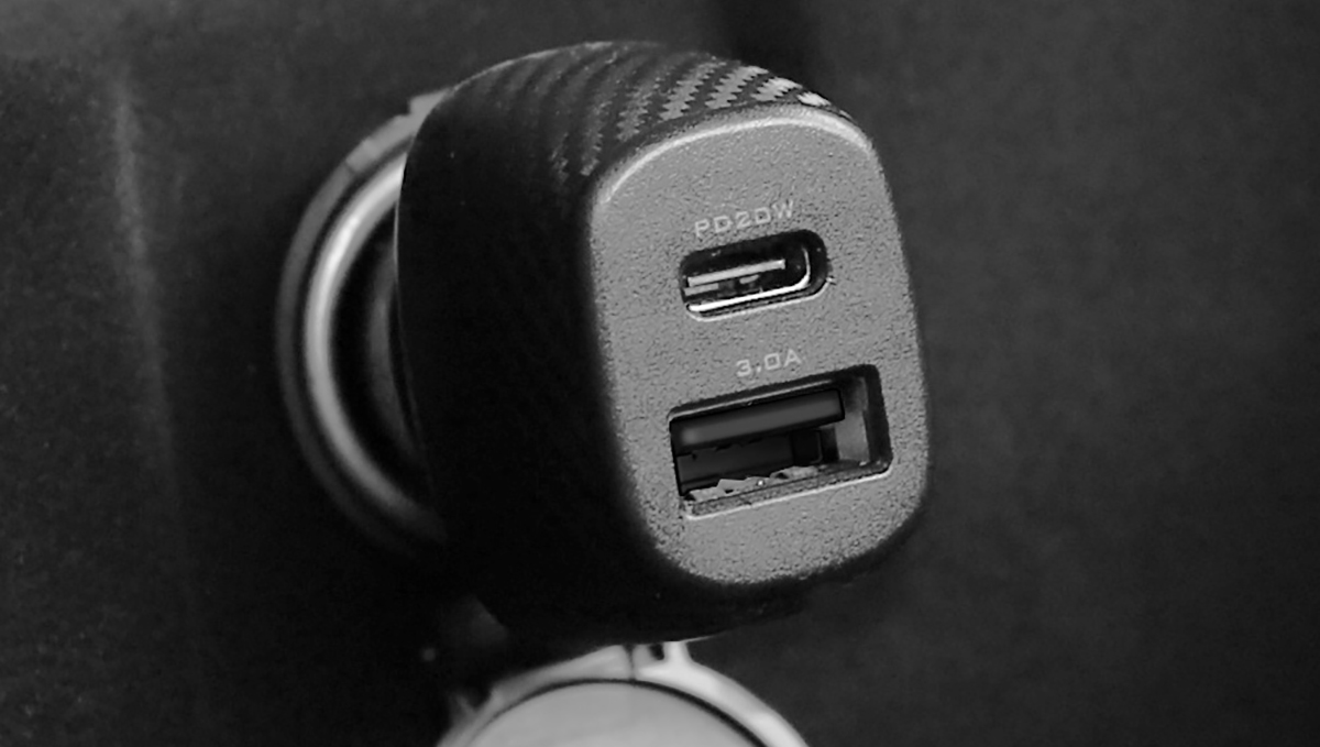 驚きのコンパクトサイズ。なのに超速充電できちゃう「車載充電器」