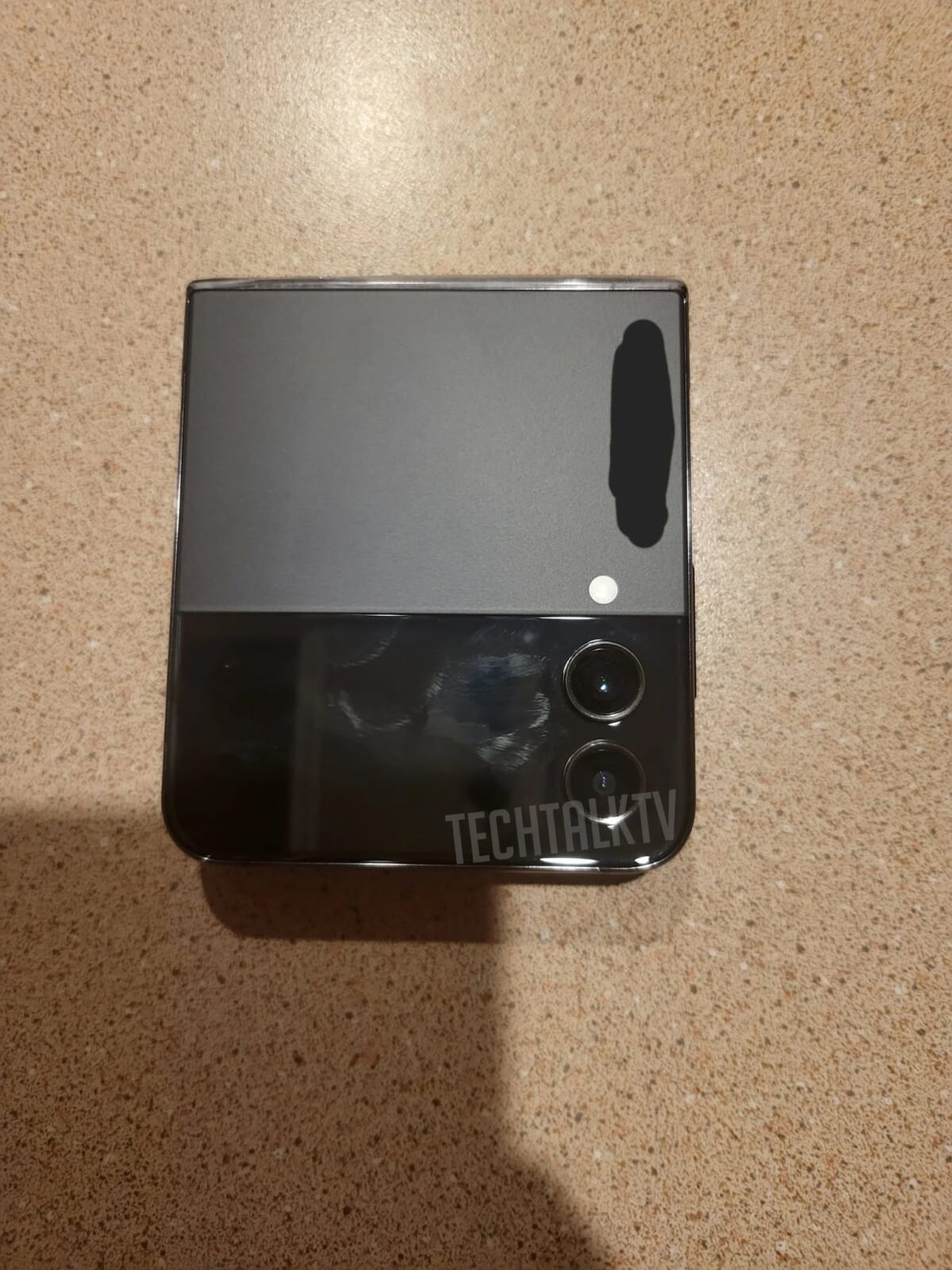次期折りたたみスマホ「Galaxy Z Flip4」の実物写真が公開？ やはりカバーディスプレイは広そう