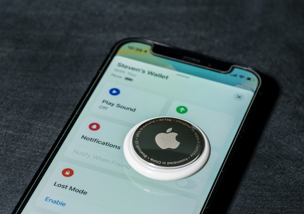 連続窃盗犯、AirTag入りのバックパックを盗んだばかりにお縄に！ 警察が「探す」アプリで追跡