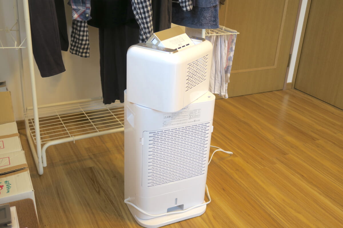 アイリスオーヤマの「サーキュレーター衣類乾燥除湿機」を部屋干し派の家電ライターがレビュー！